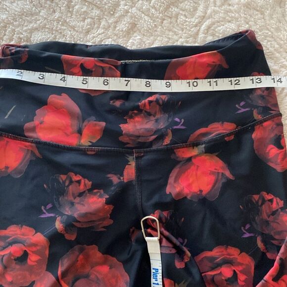 Victoria’s Secret sport leggings Black red floral print. Like new size medium. - Picture 6 of 10